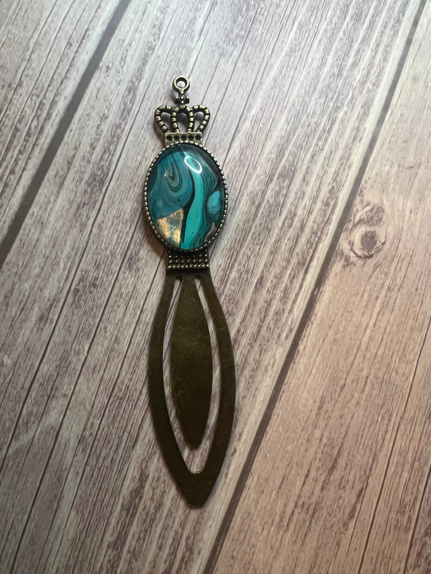 Handcrafted Bookmark with Acrylic Paint Skin Design - Unique Metal Bookmark for Book Lovers, Gift for Readers, Handmade Art Bookmark